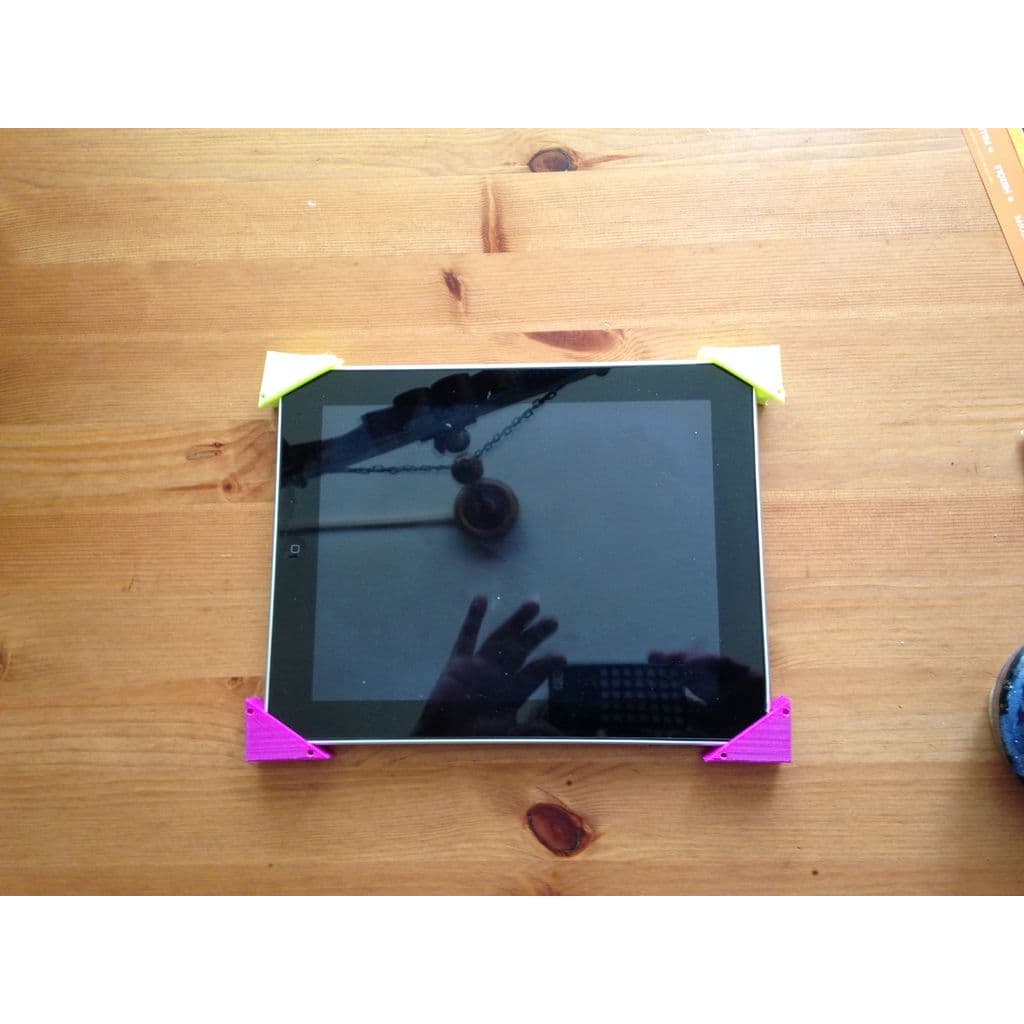 Простой кронштейн для планшета iPad на стену — фото 1